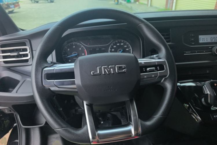 Used JMC Fushun 2025 2.0T 8AT Diesel Short-Wheelbase Low-Roof Business 7-Seater (Non-Commercial) Steering Wheel