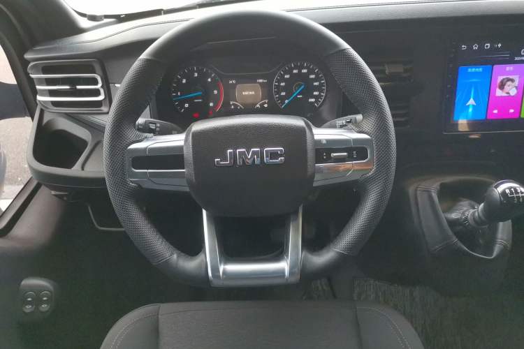Used JMC Fushun 2025 2.0T 6MT Diesel Short-Wheelbase Low-Roof Commercial Multi-Purpose Passenger Vehicle with 5/6 Seats and Twin-Swing Tailgate Steering Wheel