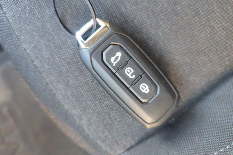 Used JMC Fushun 2025 2.0T 8AT Diesel Short-Wheelbase Low-Roof Commercial Multi-Purpose Passenger Vehicle with 5/6 Seats and Dual-Swing Tailgate Vehicle Key