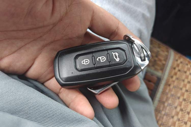 Used JMC Fushun 2025 2.0T 8AT Diesel Mid-Range Mid-Top Commercial Multi-Purpose 7-Seater Passenger Vehicle Vehicle Key