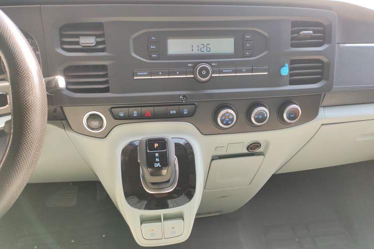 Used JMC Fushun 2025 2.0T 8AT Diesel Mid-Roof Mid-Height Commercial Multi-Purpose 7-Seater Passenger Vehicle Audio And AC Panel