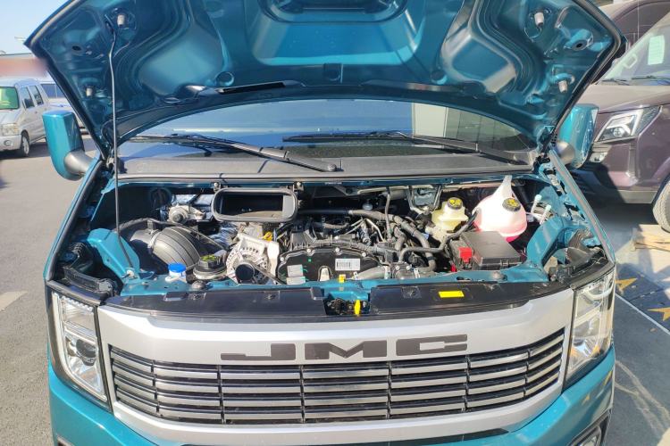 Used JMC Fushun 2025 2.0T 8AT Diesel Mid-Roof Mid-Height Commercial Multi-Purpose 7-Seater Passenger Vehicle Engine Bay