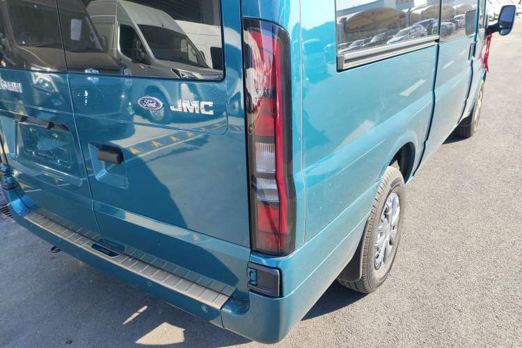 Used JMC Fushun 2025 2.0T 8AT Diesel Mid-Roof Mid-Height Commercial Multi-Purpose 7-Seater Passenger Vehicle Exterior 6