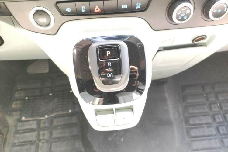 Used JMC Fushun 2025 2.0T 8AT Diesel Mid-Roof Mid-Height Commercial Multi-Purpose 7-Seater Passenger Vehicle Gear Lever