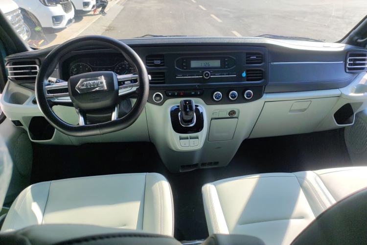 Used JMC Fushun 2025 2.0T 8AT Diesel Mid-Roof Mid-Height Commercial Multi-Purpose 7-Seater Passenger Vehicle Interior 2