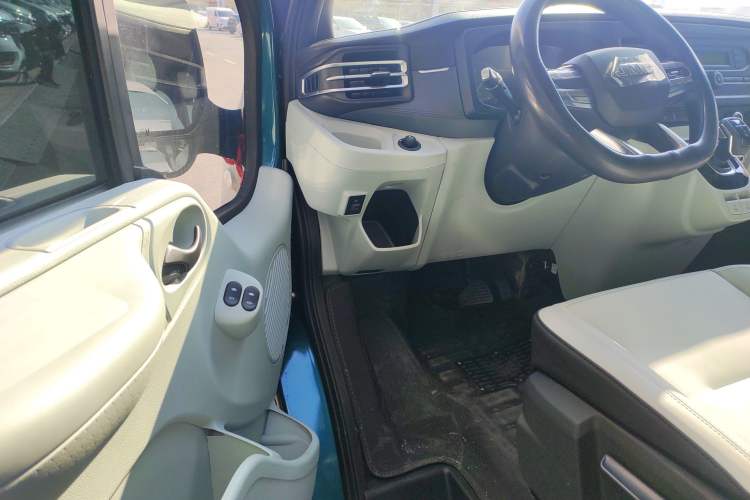Used JMC Fushun 2025 2.0T 8AT Diesel Mid-Roof Mid-Height Commercial Multi-Purpose 7-Seater Passenger Vehicle Interior 3