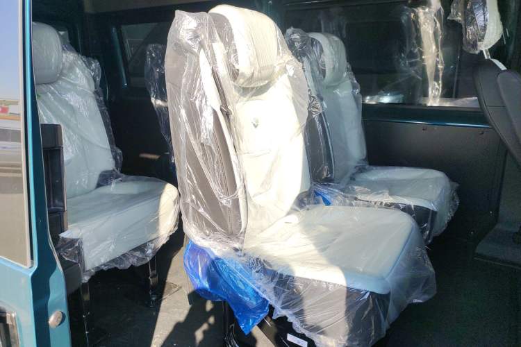 Used JMC Fushun 2025 2.0T 8AT Diesel Mid-Roof Mid-Height Commercial Multi-Purpose 7-Seater Passenger Vehicle Interior 4