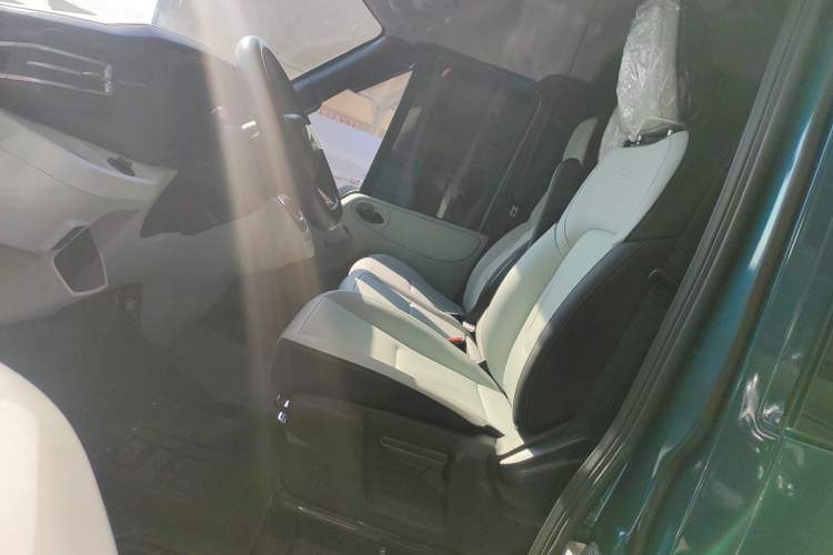 Used JMC Fushun 2025 2.0T 8AT Diesel Mid-Roof Mid-Height Commercial Multi-Purpose 7-Seater Passenger Vehicle Left Front Seat