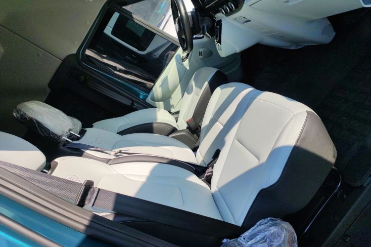 Used JMC Fushun 2025 2.0T 8AT Diesel Mid-Roof Mid-Height Commercial Multi-Purpose 7-Seater Passenger Vehicle Right Front Seat