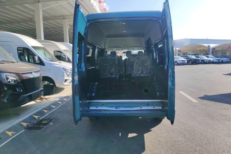 Used JMC Fushun 2025 2.0T 8AT Diesel Mid-Roof Mid-Height Commercial Multi-Purpose 7-Seater Passenger Vehicle Trunk