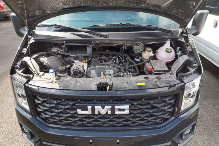 Used JMC Fushun 2025 2.0T 6MT Diesel Short-Wheelbase Mid-Height Commercial Multi-Purpose Passenger Vehicle 5/6 Seats Engine Bay