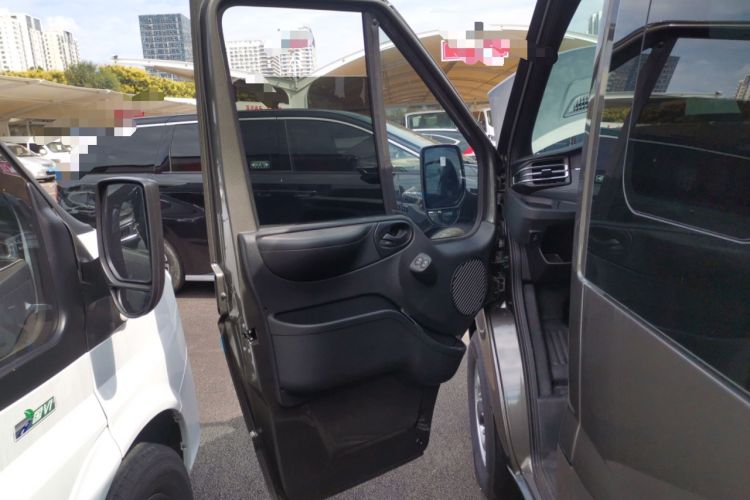 Used JMC Fushun 2025 2.0T 6MT Diesel Short-Wheelbase Mid-Height Commercial Multi-Purpose Passenger Vehicle 5/6 Seats Left Front Door Interior