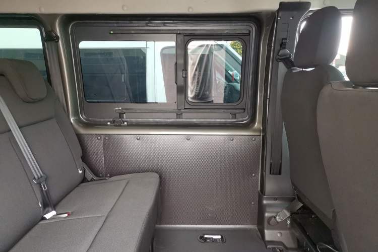 Used JMC Fushun 2025 2.0T 6MT Diesel Short-Wheelbase Mid-Height Commercial Multi-Purpose Passenger Vehicle 5/6 Seats Left Rear Door Interior