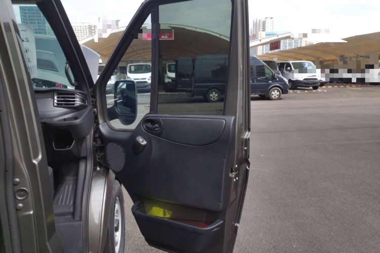 Used JMC Fushun 2025 2.0T 6MT Diesel Short-Wheelbase Mid-Height Commercial Multi-Purpose Passenger Vehicle 5/6 Seats Right Front Door Interior