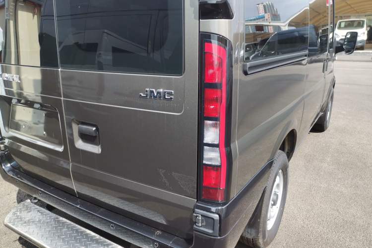 Used JMC Fushun 2025 2.0T 6MT Diesel Short-Wheelbase Mid-Height Commercial Multi-Purpose Passenger Vehicle 5/6 Seats Right Rear Taillight
