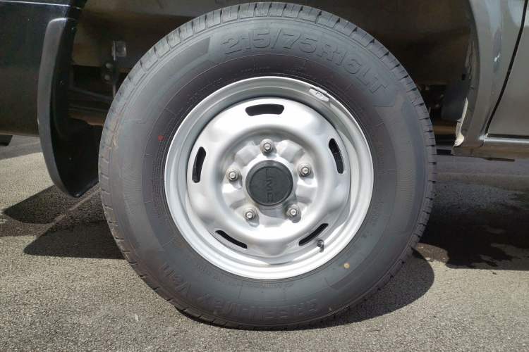 Used JMC Fushun 2025 2.0T 6MT Diesel Short-Wheelbase Mid-Height Commercial Multi-Purpose Passenger Vehicle 5/6 Seats Right Rear Wheel Hub