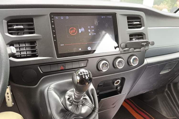 Used JMC Fushun 2025 2.0T 6MT Diesel Mid-Drive Mid-Roof Commercial Multi-Purpose 7-Seater Passenger Vehicle Audio And AC Panel