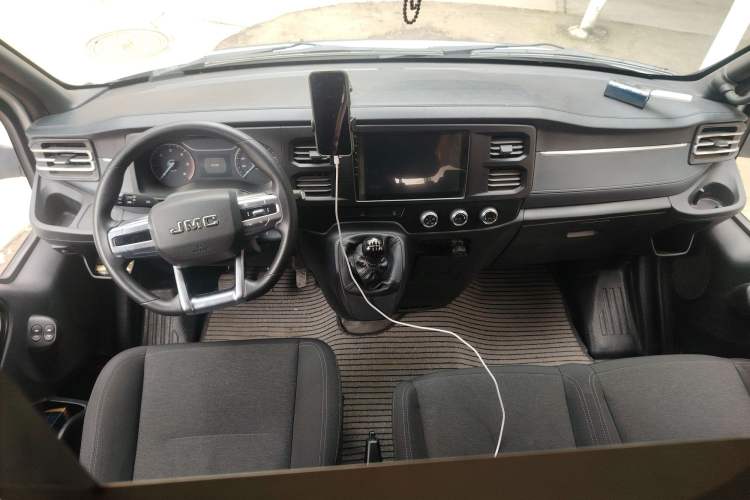 Used JMC Fushun 2025 2.0T 6MT Diesel Mid-Roof High-Arch Commercial Multi-Purpose 7-Seater Passenger Vehicle Center Console