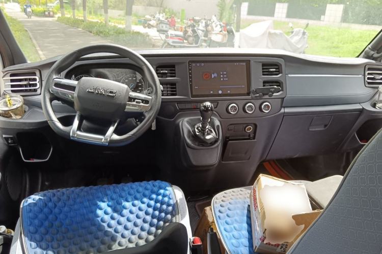 Used JMC Fushun 2025 2.0T 6MT Diesel Mid-Drive Mid-Roof Commercial Multi-Purpose 7-Seater Passenger Vehicle Center Console