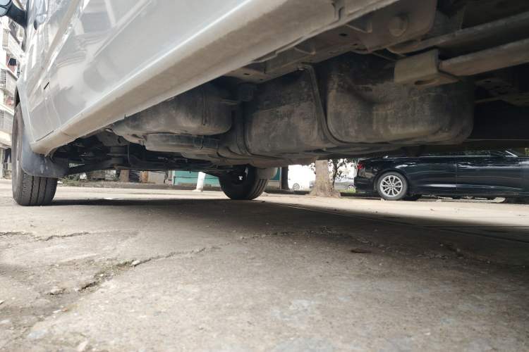 Used JMC Fushun 2025 2.0T 6MT Diesel Mid-Roof High-Arch Commercial Multi-Purpose 7-Seater Passenger Vehicle Chassis Rear Left