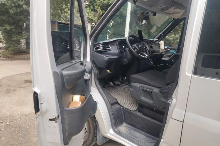 Used JMC Fushun 2025 2.0T 6MT Diesel Mid-Roof High-Arch Commercial Multi-Purpose 7-Seater Passenger Vehicle Driver Seat