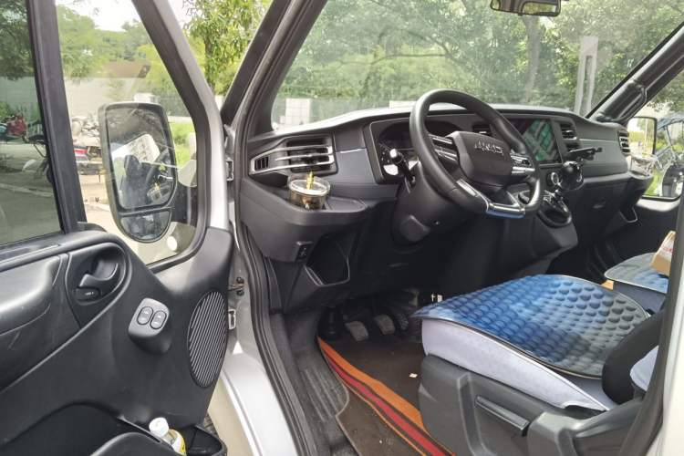 Used JMC Fushun 2025 2.0T 6MT Diesel Mid-Drive Mid-Roof Commercial Multi-Purpose 7-Seater Passenger Vehicle Driver Seat