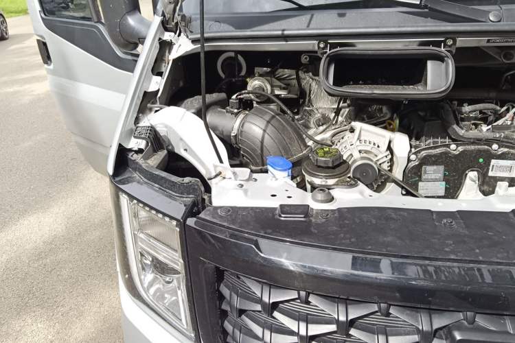 Used JMC Fushun 2025 2.0T 6MT Diesel Mid-Drive Mid-Roof Commercial Multi-Purpose 7-Seater Passenger Vehicle Engine Bay Right