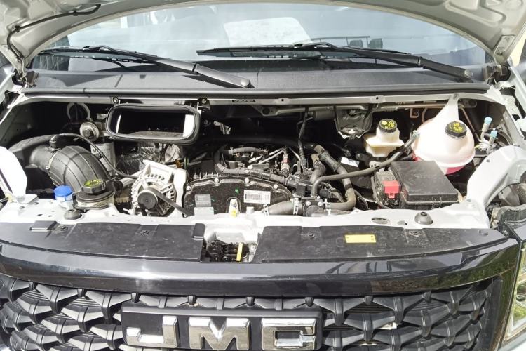 Used JMC Fushun 2025 2.0T 6MT Diesel Mid-Drive Mid-Roof Commercial Multi-Purpose 7-Seater Passenger Vehicle Engine Bay