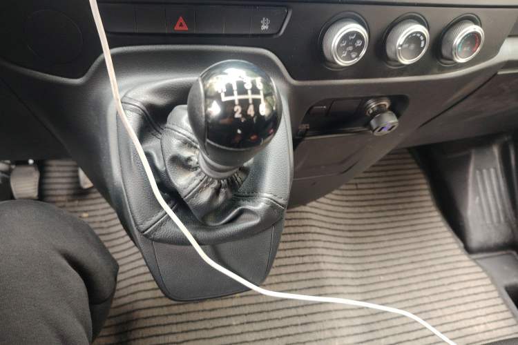 Used JMC Fushun 2025 2.0T 6MT Diesel Mid-Roof High-Arch Commercial Multi-Purpose 7-Seater Passenger Vehicle Gear Lever