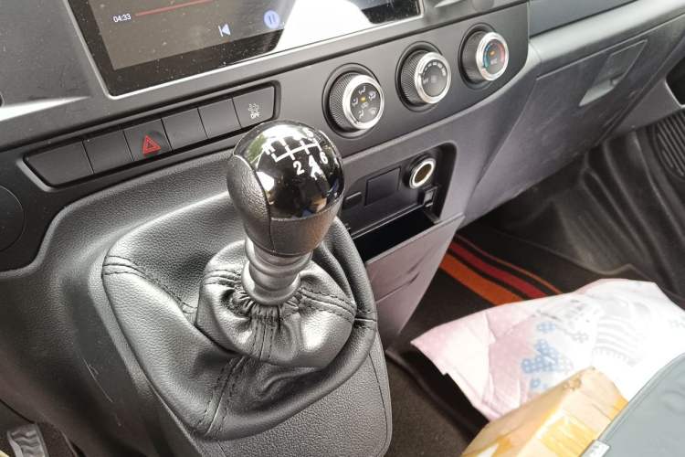 Used JMC Fushun 2025 2.0T 6MT Diesel Mid-Drive Mid-Roof Commercial Multi-Purpose 7-Seater Passenger Vehicle Gear Lever