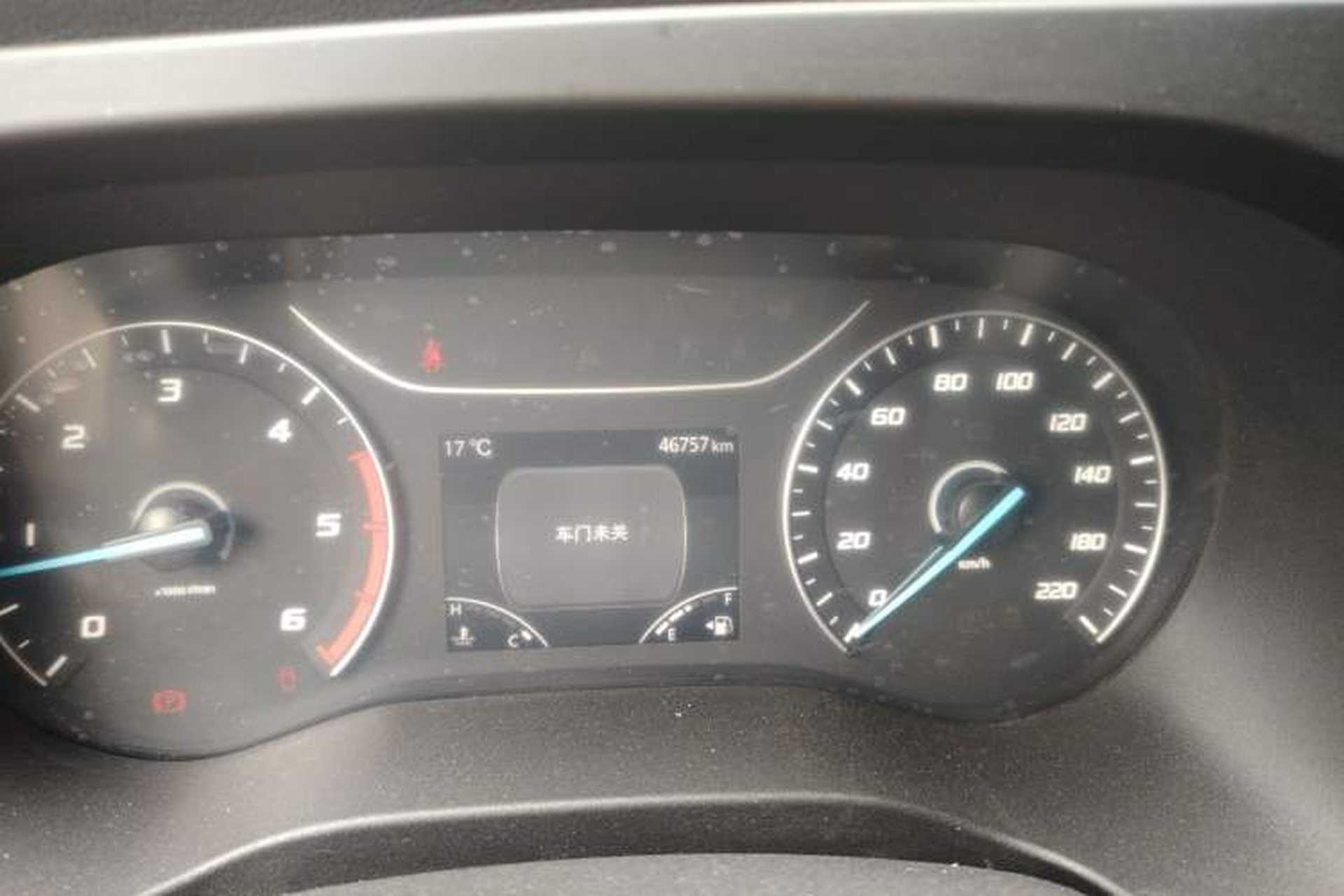 Used JMC Fushun 2025 2.0T 6MT Diesel Mid-Roof High-Arch Commercial Multi-Purpose 7-Seater Passenger Vehicle Odometer Close Up