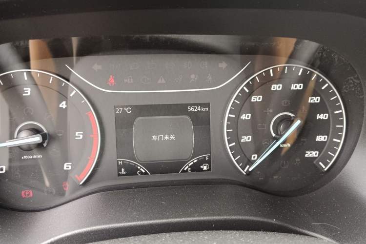 Used JMC Fushun 2025 2.0T 6MT Diesel Mid-Drive Mid-Roof Commercial Multi-Purpose 7-Seater Passenger Vehicle Odometer Close Up