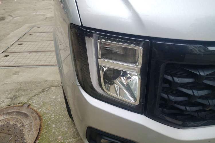 Used JMC Fushun 2025 2.0T 6MT Diesel Mid-Roof High-Arch Commercial Multi-Purpose 7-Seater Passenger Vehicle Right Front Headlight