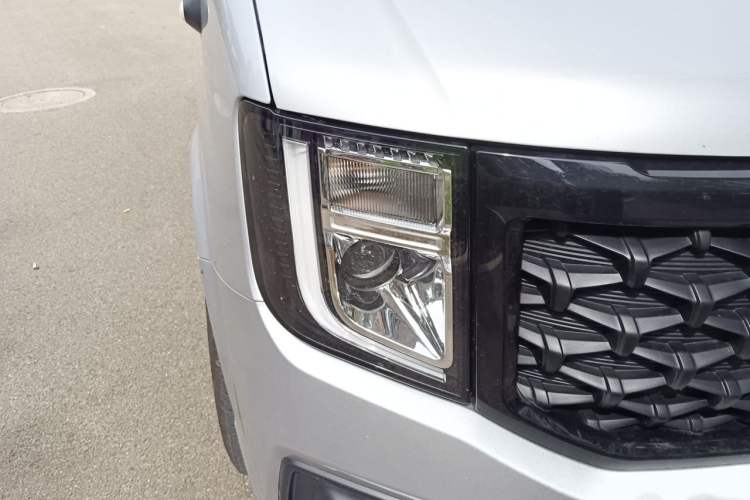 Used JMC Fushun 2025 2.0T 6MT Diesel Mid-Drive Mid-Roof Commercial Multi-Purpose 7-Seater Passenger Vehicle Right Front Headlight