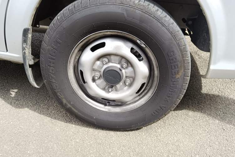 Used JMC Fushun 2025 2.0T 6MT Diesel Mid-Drive Mid-Roof Commercial Multi-Purpose 7-Seater Passenger Vehicle Right Front Wheel Hub