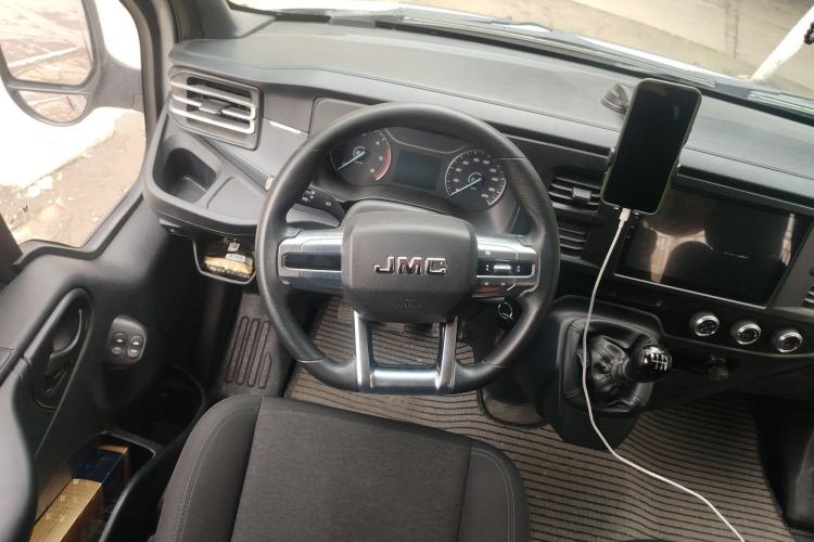 Used JMC Fushun 2025 2.0T 6MT Diesel Mid-Roof High-Arch Commercial Multi-Purpose 7-Seater Passenger Vehicle Steering Wheel