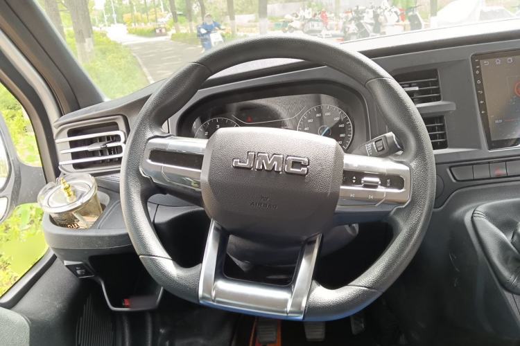 Used JMC Fushun 2025 2.0T 6MT Diesel Mid-Drive Mid-Roof Commercial Multi-Purpose 7-Seater Passenger Vehicle Steering Wheel