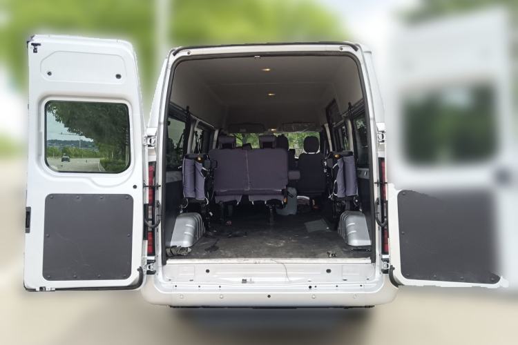 Used JMC Fushun 2025 2.0T 6MT Diesel Mid-Drive Mid-Roof Commercial Multi-Purpose 7-Seater Passenger Vehicle Trunk