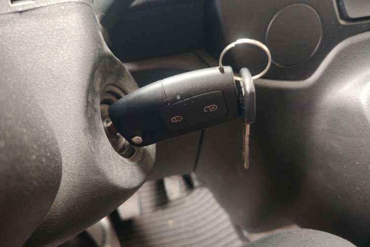 Used JMC Fushun 2025 2.0T 6MT Diesel Mid-Roof High-Arch Commercial Multi-Purpose 7-Seater Passenger Vehicle Vehicle Key