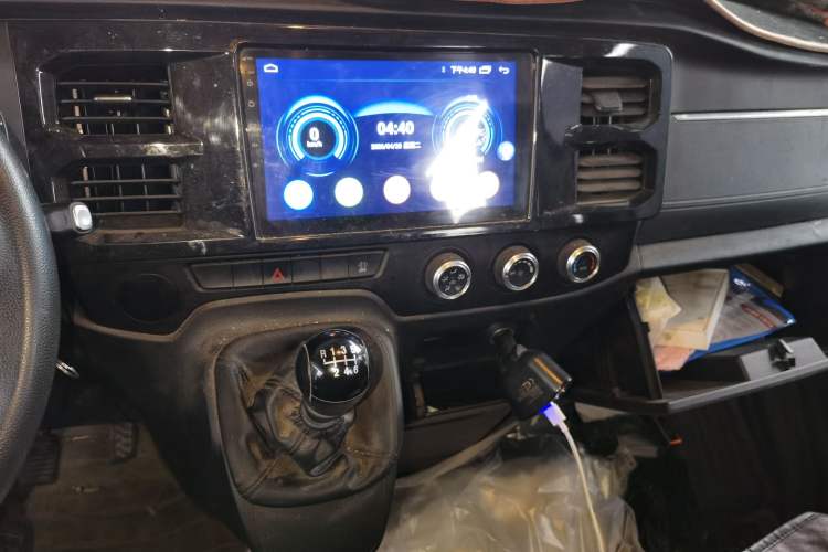 Used JMC Fushun 2025 2.0T 6MT Diesel Mid-Range Medium Roof Commercial & Transport-Focused Multi-Purpose Passenger Vehicle—5/6 Seats Audio And AC Panel