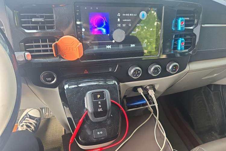 Used JMC Fushun 2025 2.0T 8AT Diesel Mid-Range Mid-Height Business-Class 9-Seater (Non-Commercial) Audio And AC Panel