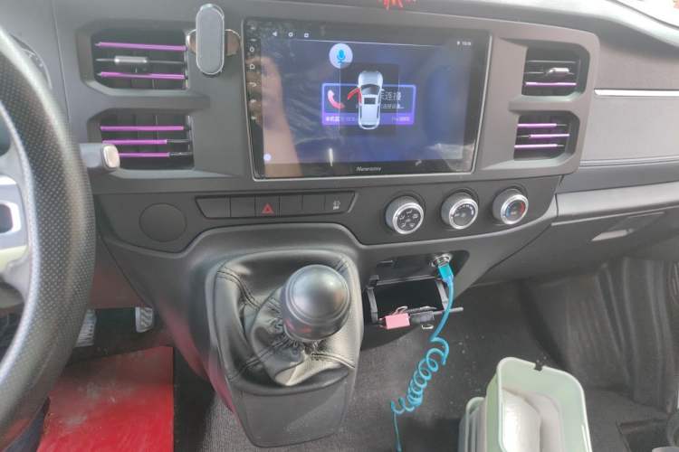 Used JMC Fushun 2025 2.0T 6MT Diesel Mid-Drive Mid-Roof Commercial Multi-Purpose 7-Seater Passenger Vehicle Audio And AC Panel
