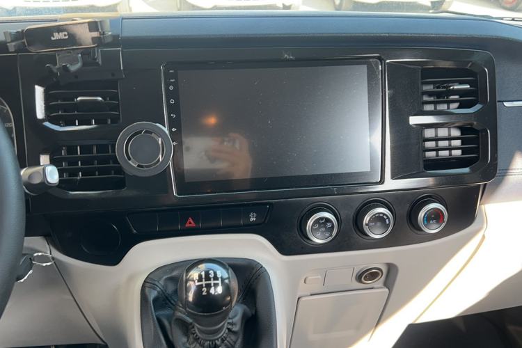 Used JMC Fushun 2025 2.0T 6MT Diesel Mid-Range Business-Class 9-Seater (Non-Commercial) Audio And AC Panel