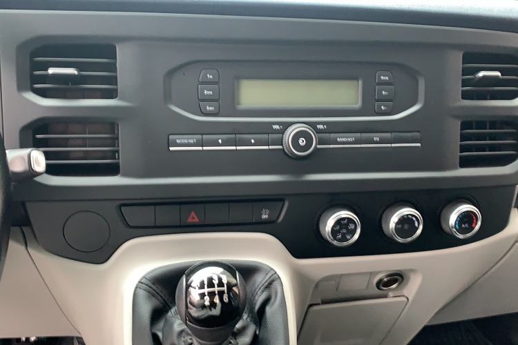 Used JMC Fushun 2025 2.0T 6MT Diesel Mid-Range Business-Class 9-Seater (Non-Commercial) Audio And AC Panel