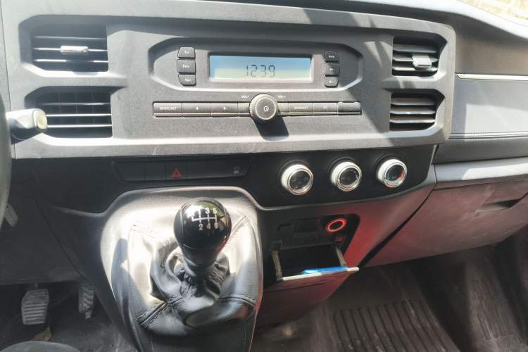 Used JMC Fushun 2025 2.0T 6MT Diesel Short-Wheelbase Low-Roof Commercial Multi-Purpose Passenger Vehicle with 5/6 Seats and Twin-Swing Tailgate Audio And AC Panel