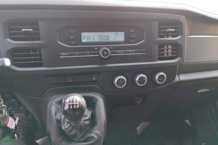 Used JMC Fushun 2025 2.0T 6MT Diesel Mid-Roof Mid-Height Commercial Multi-Purpose 7-Seater Passenger Vehicle Audio And AC Panel