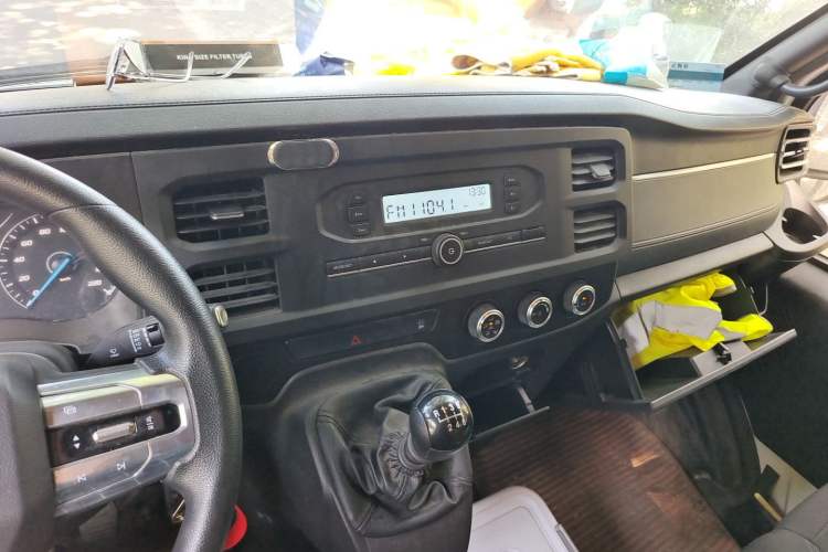 Used JMC Fushun 2025 2.0T 6MT Diesel Mid-Roof Mid-Height Commercial Multi-Purpose 7-Seater Passenger Vehicle Audio And AC Panel