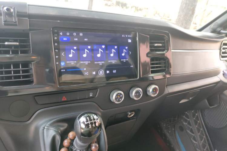 Used JMC Fushun 2025 2.0T 6MT Diesel Mid-Roof Mid-Height Commercial Multi-Purpose 7-Seater Passenger Vehicle Audio And AC Panel