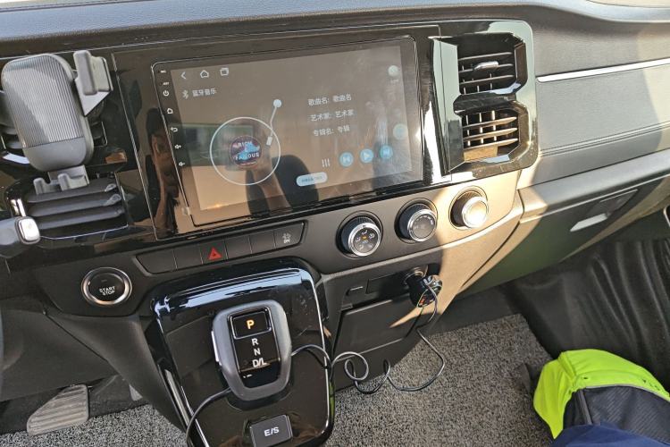 Used JMC Fushun 2025 2.0T 8AT Diesel Short-Wheelbase Low-Roof Commercial Multi-Purpose Passenger Vehicle with 5/6 Seats and Liftgate Tailgate Audio And AC Panel