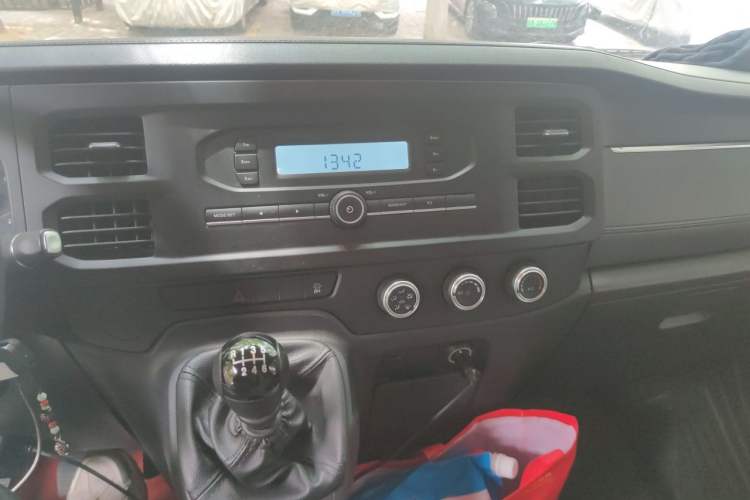 Used JMC Fushun 2025 2.0T 6MT Diesel Mid-Roof Mid-Height Commercial Multi-Purpose 7-Seater Passenger Vehicle Audio And AC Panel